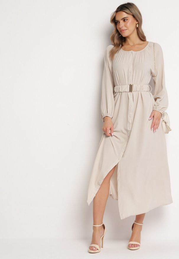 Born2be - Jasnobeżowa Luźna Sukienka Maxi z Guzikami i Paskiem z Ozdobną Klamrą Liriti. Kolor: beżowy. Wzór: aplikacja. Długość: maxi