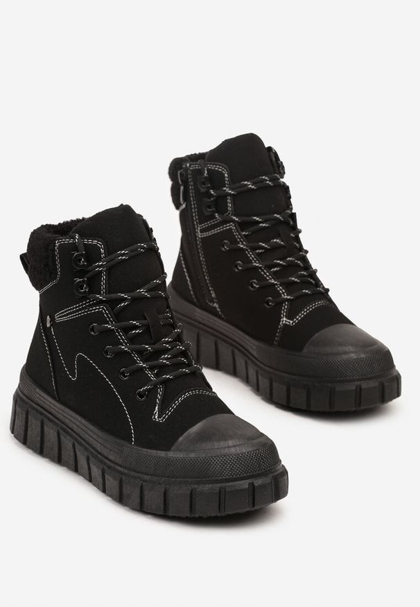 Born2be - Czarne Botki Typu Trapery Vices na Grubej Tłoczonej Podeszwie Anerrive. Okazja: na co dzień. Kolor: czarny. Styl: casual