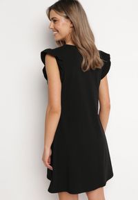 Born2be - Czarna Letnia Sukienka Bawełniana z Falbankami Wokół Ramion Sasare. Typ kołnierza: kołnierz z falbankami. Kolor: czarny. Materiał: bawełna. Długość rękawa: krótki rękaw. Wzór: aplikacja. Sezon: lato. Typ sukienki: trapezowe #5