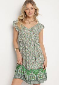 Born2be - Zielona Wiskozowa Sukienka o Rozkloszowanym Kroju z Wiązanym Paskiem Sepona. Okazja: na co dzień. Typ kołnierza: dekolt w kształcie V. Kolor: zielony. Materiał: wiskoza. Wzór: aplikacja. Styl: casual, elegancki #1
