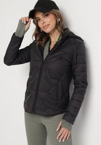 Born2be - Czarna Pikowana Kurtka z Odpinanym Kapturem Noridi. Okazja: na co dzień. Kolor: czarny. Materiał: jeans. Styl: klasyczny, casual, elegancki #1