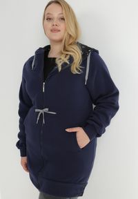 Born2be - Granatowa Bluza Długa z Kapturem Rhodippe. Typ kołnierza: kaptur. Kolekcja: plus size. Kolor: niebieski. Materiał: polar. Długość: długie #5