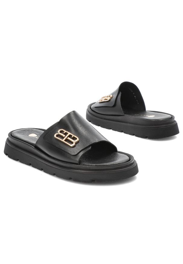 Czarne Klapki Armodo Eleganckie Obuwie Damskie. Okazja: na co dzień. Kolor: czarny. Materiał: skóra. Wzór: aplikacja. Sezon: lato. Styl: elegancki