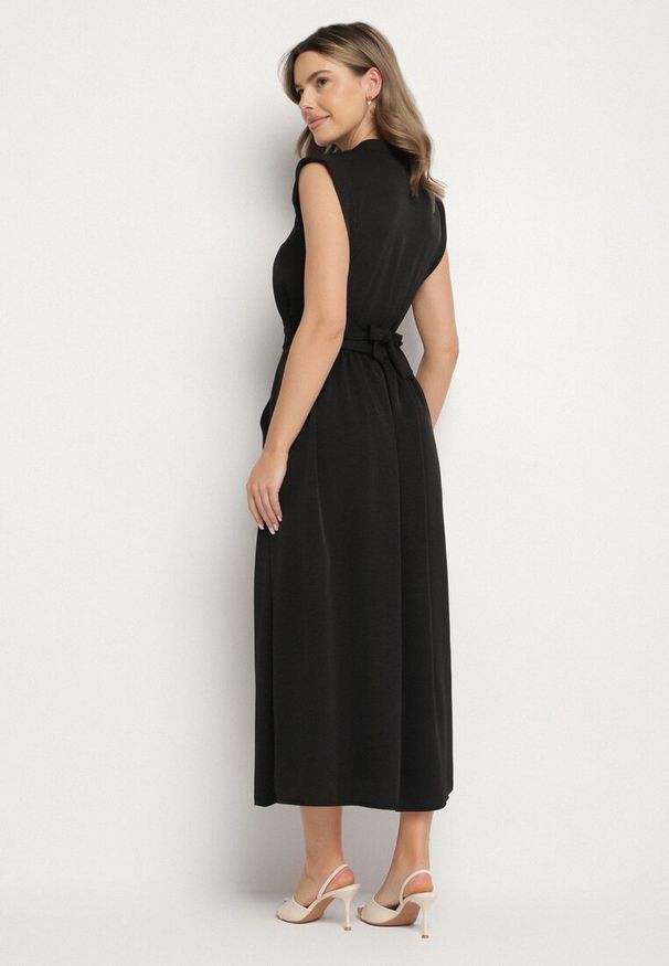 Born2be - Czarna Sukienka Koszulowa o Rozkloszowanym Kroju z Wiązaniem w Pasie Mavirielle. Okazja: na co dzień. Typ kołnierza: dekolt w serek. Kolor: czarny. Materiał: skóra. Długość rękawa: długi rękaw. Typ sukienki: koszulowe. Styl: casual, elegancki