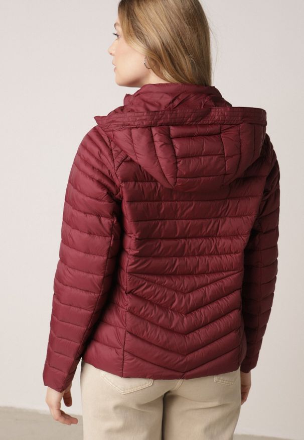 Born2be - Bordowa Klasyczna Kurtka Przejściowa z Pikowaniem i Odpinanym Kapturem Pretiella. Okazja: na co dzień, na spacer. Kolor: czerwony. Materiał: jeans, nylon. Styl: klasyczny