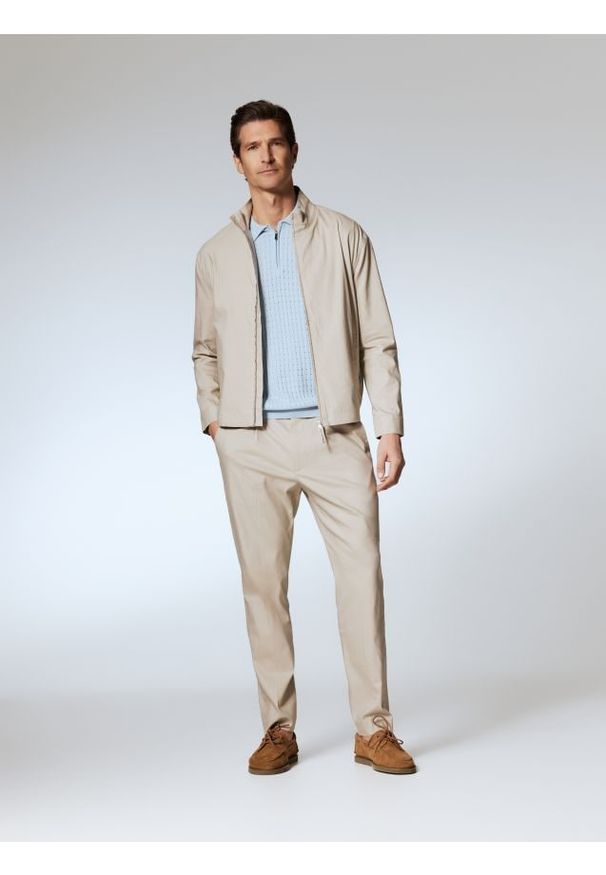 Reserved - Kurtka ze stójką - beżowy. Kolor: beżowy. Materiał: wiskoza, tkanina, len