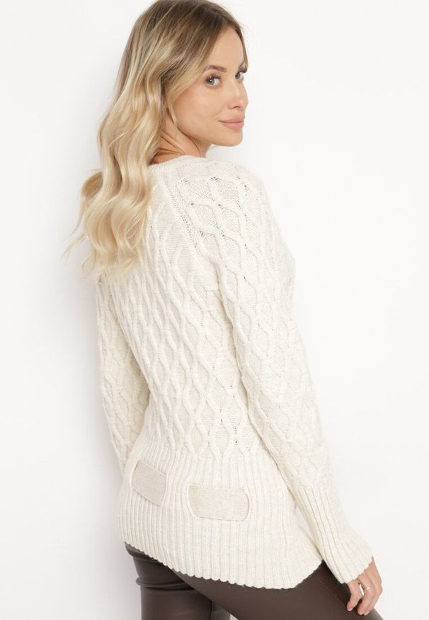 Born2be - Beżowy Sweter z Ozdobnym Splotem z Paskiem i Klamrą Riean. Okazja: na co dzień. Kolor: beżowy. Materiał: jeans. Długość rękawa: długi rękaw. Długość: długie. Wzór: ze splotem. Styl: klasyczny, casual