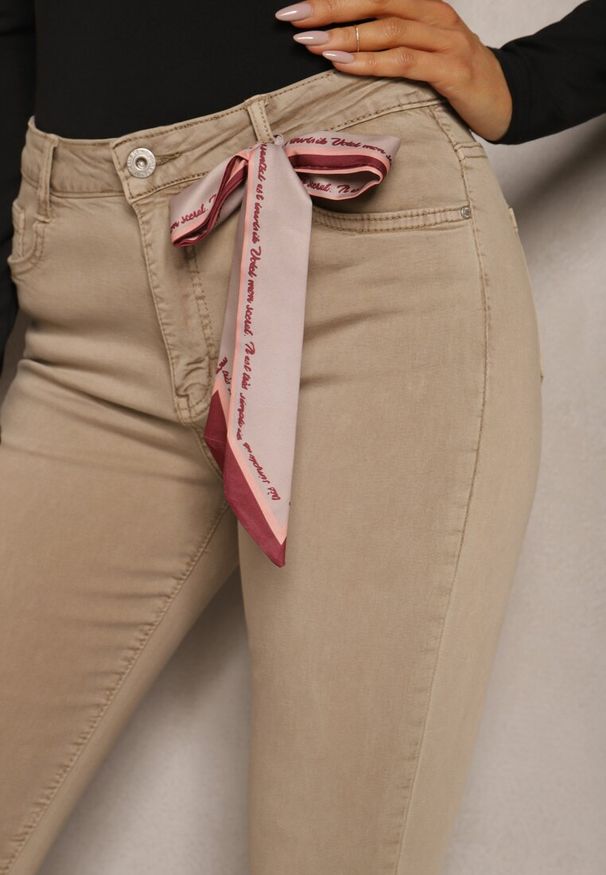 Renee - Beżowe Spodnie Skinny z Wysokim Stanem i Ozdobną Chustką Hyadia. Okazja: na co dzień. Stan: podwyższony. Kolor: beżowy. Styl: casual