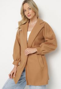 Born2be - Ciemnobeżowy Płaszcz z Wiązanym Paskiem i Bufiastym Rękawem Imgrucu. Typ kołnierza: kołnierzyk stójkowy. Kolor: beżowy. Materiał: jeans, tkanina. Długość: długie. Sezon: jesień, wiosna #4