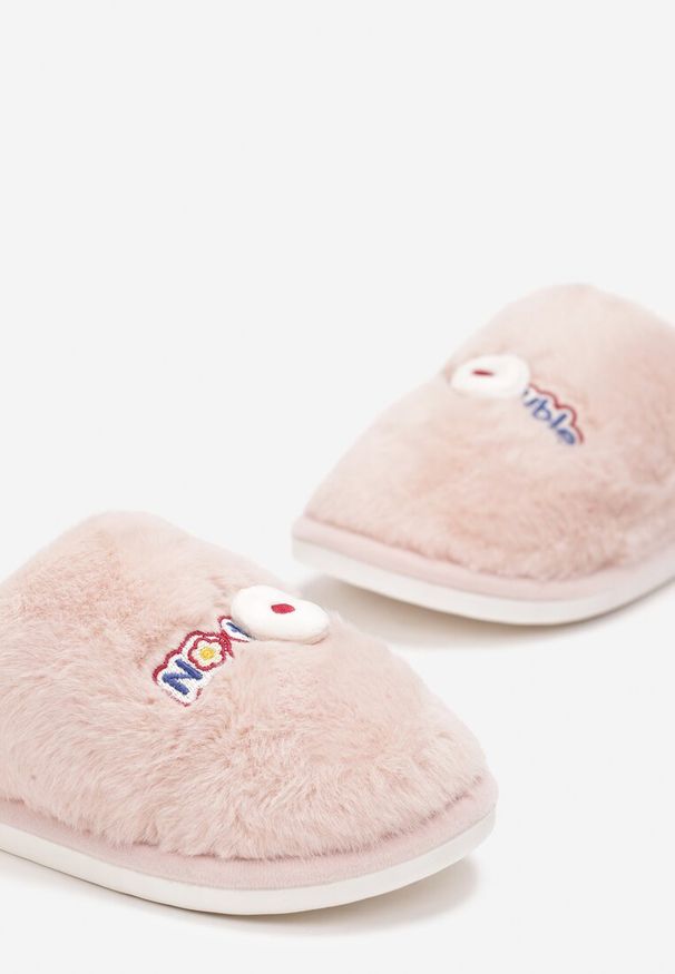 Born2be - Różowe Kapcie z Miękkiego Futerka Ozdobione Haftowaną Naszywką Blomiva. Nosek buta: okrągły. Kolor: różowy. Materiał: futro. Wzór: aplikacja, haft. Sezon: zima. Obcas: na obcasie. Styl: klasyczny. Wysokość obcasa: niski
