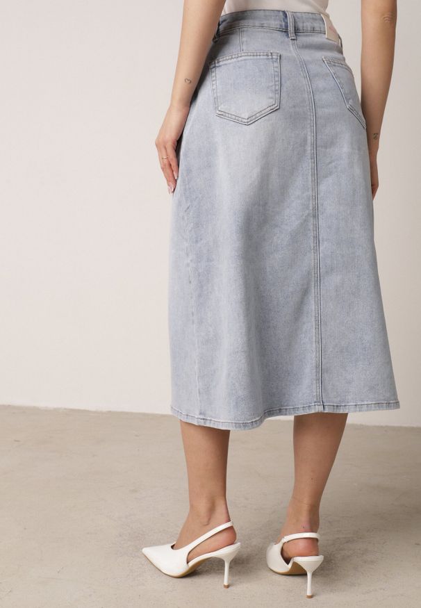 Born2be - Niebieska Jeansowa Spódnica z Bawełną Wysokim Stanem i Rozcięciem z Przodu Cannate. Okazja: na co dzień. Stan: podwyższony. Kolor: niebieski. Materiał: jeans, bawełna. Styl: casual