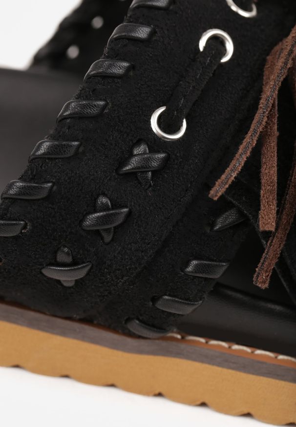 Renee - Czarne Klapki VICES na Płaskiej Podeszwie w Stylu Boho z Frędzlami Averathla. Okazja: na co dzień. Kolor: czarny. Materiał: len, denim. Wzór: aplikacja. Sezon: lato. Obcas: na płaskiej podeszwie. Styl: boho