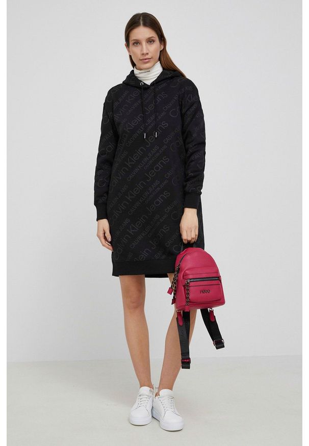 Calvin Klein Jeans Sukienka kolor czarny mini prosta. Okazja: na co dzień. Typ kołnierza: kaptur. Kolor: czarny. Wzór: nadruk. Typ sukienki: proste. Materiał: dzianina. Długość rękawa: długi rękaw. Styl: casual. Długość: mini