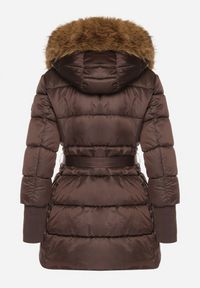 Born2be - Brązowa Kurtka z Pikowanymi Przeszyciami Paskiem i Kapturem z Futrem Lidanessa. Okazja: na co dzień. Kolor: brązowy. Materiał: futro. Styl: casual #3