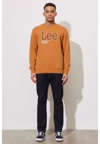 Lee - LEE SEASONAL LOGO CREW SWS MĘSKA BLUZA NADRUK CARAMEL L84QTJ99. Wzór: nadruk #4