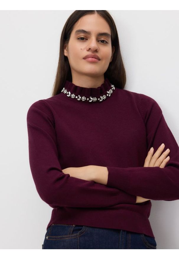 Reserved - Sweter z ozdobną aplikacją - ciemnofioletowy. Kolor: fioletowy. Materiał: wiskoza, dzianina. Wzór: aplikacja