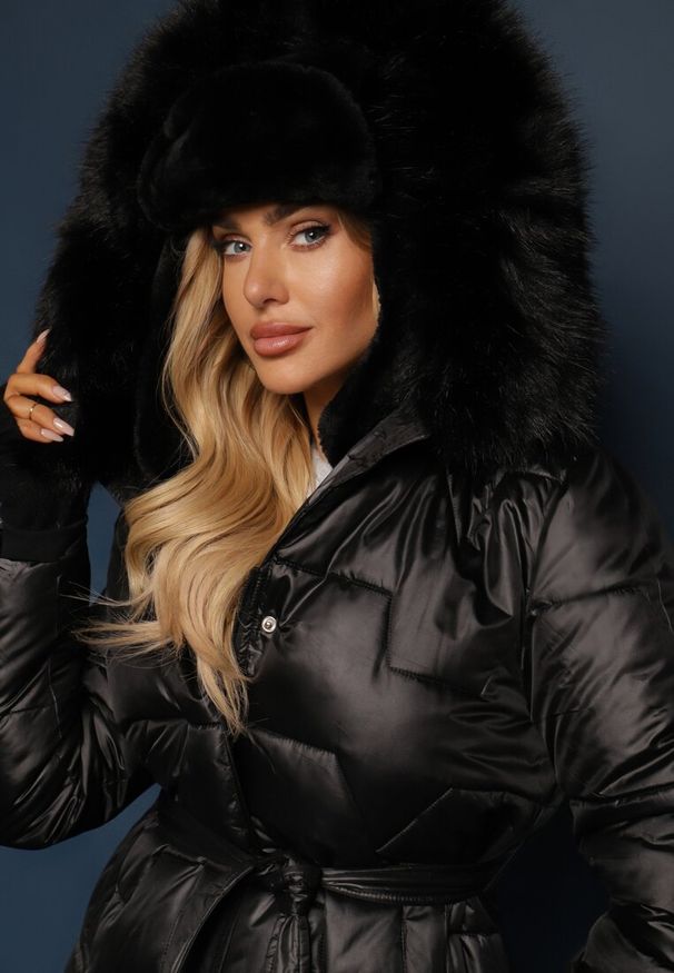Renee - Czarna Długa Kurtka Pikowana z Odpinanym Kołnierzem i Paskiem Rinarella. Okazja: na co dzień. Kolor: czarny. Materiał: jeans. Długość: długie. Sezon: zima. Styl: elegancki, casual