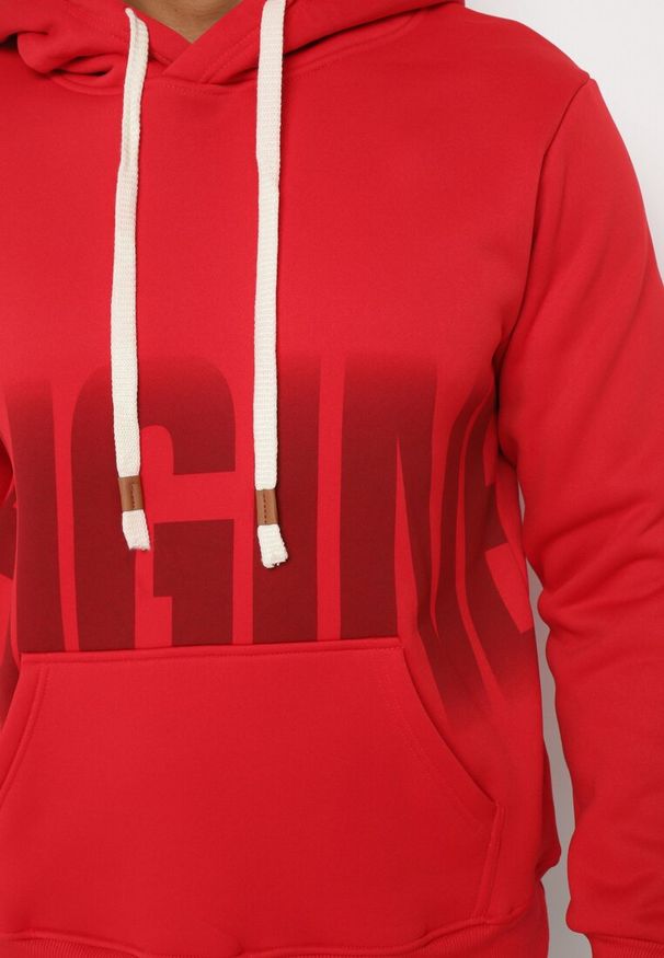 Born2be - Czerwona Bluza z Bawełną Kapturem i Napisem Arfilina. Typ kołnierza: kaptur. Kolor: czerwony. Materiał: bawełna. Długość rękawa: długi rękaw. Długość: długie. Wzór: napisy. Styl: klasyczny