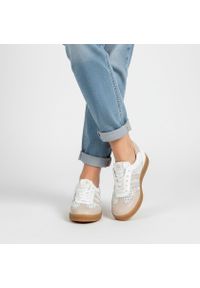 Sneakersy damskie Armodo, cholewka ze skóry naturalnej z perforowanymi panelami klasyczne sznurowanie niska stabilna podeszwa zapewniająca komfort co. Okazja: na co dzień. Zapięcie: sznurówki. Kolor: biały. Materiał: skóra. Szerokość cholewki: normalna. Wzór: ażurowy. Styl: klasyczny #1