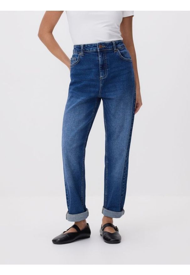 Reserved - Jeansy boyfriend slim - granatowy. Kolor: niebieski