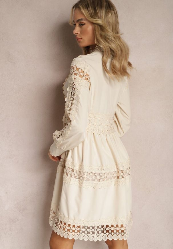 Renee - Beżowa Koronkowa Sukienka z Ozdobnym Dekoltem Sweeney. Kolor: beżowy. Materiał: koronka. Długość rękawa: długi rękaw