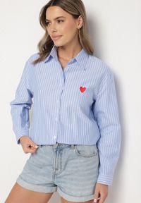 Born2be - Jasnoniebieska Koszula o Kroju Oversize z Delikatne Paski z Haftem w Kształcie Serca Talaviela. Okazja: na co dzień. Typ kołnierza: kołnierzyk klasyczny. Kolor: niebieski. Materiał: jeans. Długość rękawa: długi rękaw. Długość: długie. Wzór: haft, paski. Styl: klasyczny, casual, elegancki
