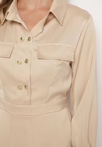 Born2be - Beżowa Rozkloszowana Sukienka o Koszulowym Kroju z Imitacją Kieszeni i Gumką w Talii Rizza. Okazja: na co dzień. Kolor: beżowy. Typ sukienki: koszulowe. Styl: wizytowy, klasyczny, casual, elegancki #4