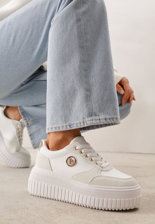 Renee - Białe Chunky Sneakersy VICES z Aplikacją na Platformie ze Żłobieniami Ilunatesa. Kolor: biały. Materiał: jeans. Wzór: aplikacja. Obcas: na platformie