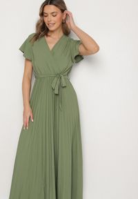 Born2be - Ciemnozielona Elegancka Sukienka Maxi w Plisy z Kopertowym Dekoltem i Wiązaniem Thessi. Kolor: zielony. Sezon: lato. Typ sukienki: kopertowe. Styl: elegancki. Długość: maxi #3