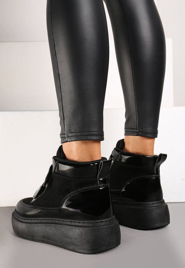 Born2be - Czarne Botki Typu Sneakersy na Platformie Zapinane na Rzep Savandria. Okazja: na co dzień. Zapięcie: rzepy. Kolor: czarny. Materiał: jeans. Obcas: na platformie. Styl: sportowy, elegancki, casual