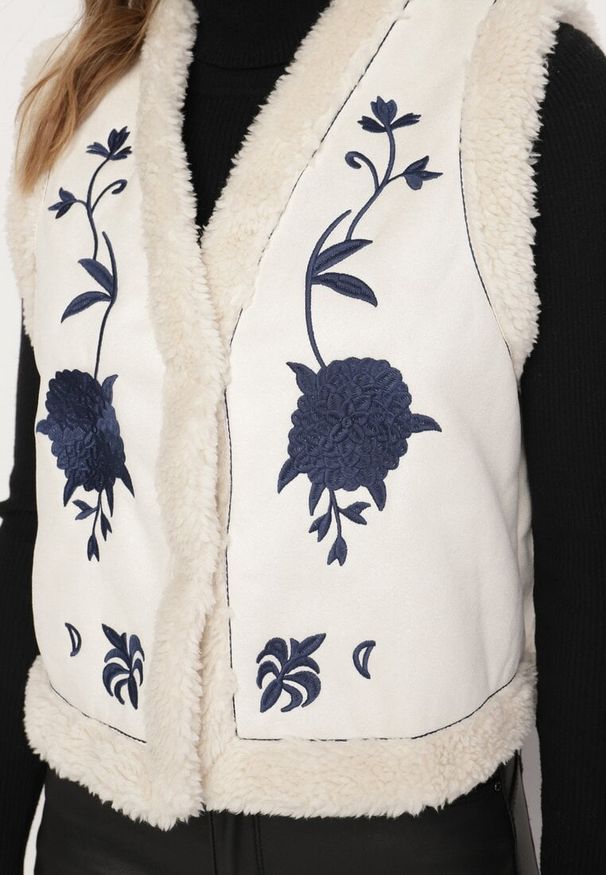 Born2be - Beżowa Kamizelka Ozdobiona Haftowanymi Kwiatami i Futerkiem Miarienne. Okazja: na co dzień. Kolor: beżowy. Materiał: futro. Wzór: aplikacja, haft, kwiaty. Styl: casual, boho, elegancki