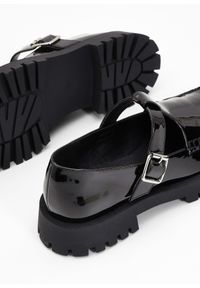 bonprix - Półbuty loafersy chunky. Kolor: czarny. Materiał: lakier