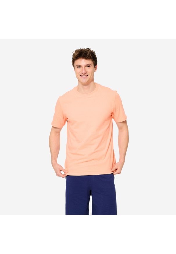 DOMYOS - Koszulka męska Domyos Gym & Pilates. Kolor: pomarańczowy. Materiał: bawełna, materiał. Sport: joga i pilates
