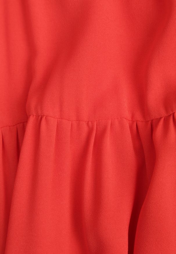 Renee - Czerwona Rozkloszowana Maxi Sukienka z Falbankami i Wiązaniem na Tyle Karins. Typ kołnierza: kołnierz z falbankami. Kolor: czerwony. Materiał: dzianina. Długość rękawa: na ramiączkach. Wzór: aplikacja, gładki. Długość: maxi