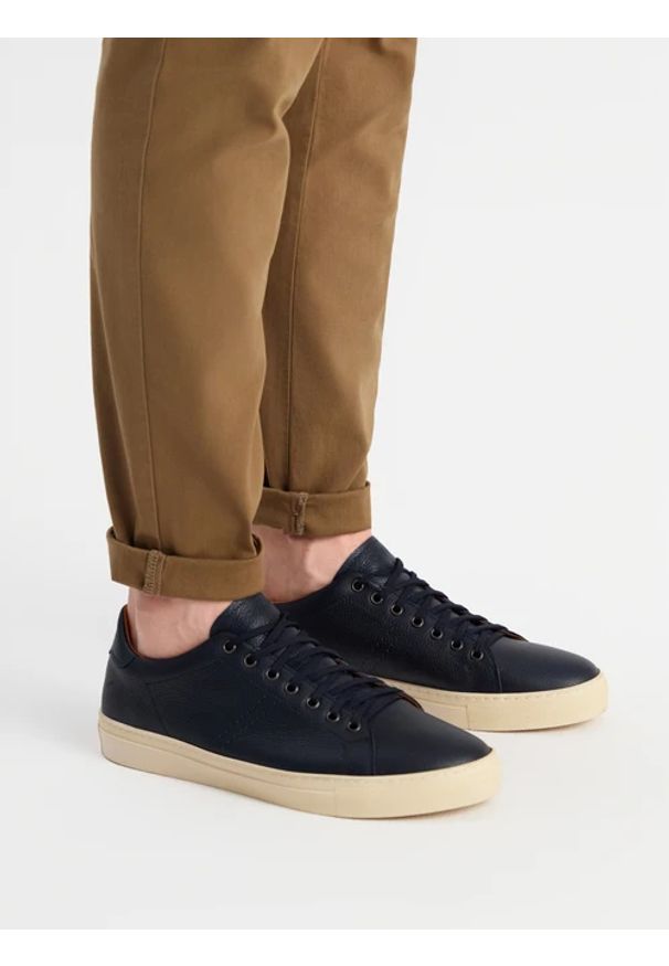 Ryłko - Granatowe buty typu trampki. Kolor: niebieski. Materiał: skóra. Styl: street, sportowy