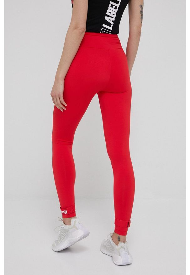 LABELLAMAFIA - LaBellaMafia legginsy treningowe Essentials damskie kolor czerwony z nadrukiem. Stan: podwyższony. Kolor: czerwony. Wzór: nadruk