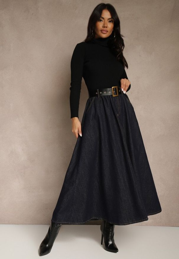 Renee - Granatowa Rozkloszowana Spódnica Jeansowa Midi z Paskiem Wendlla. Kolor: niebieski. Materiał: jeans