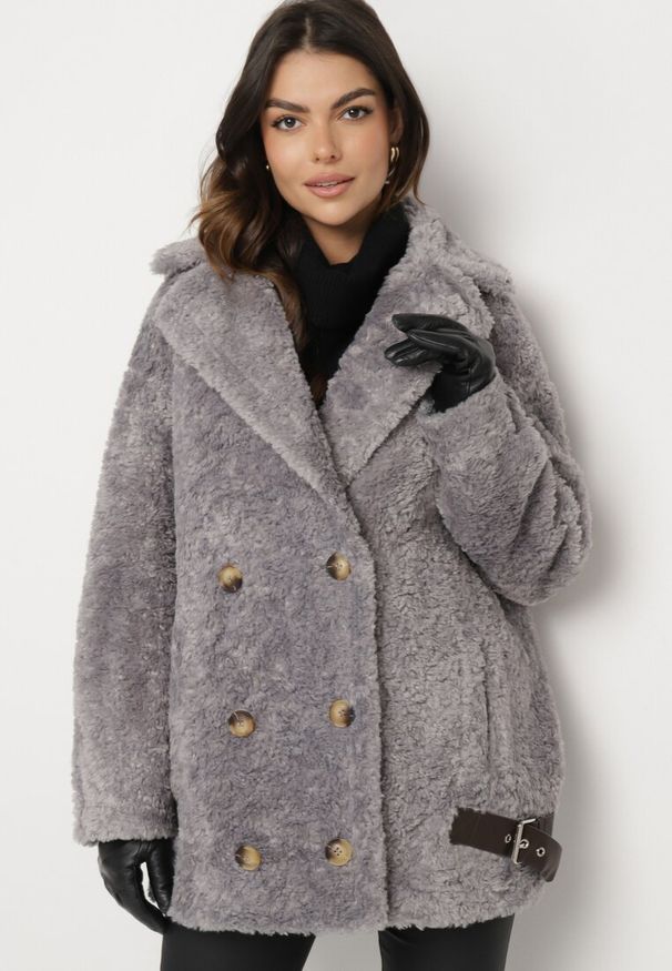 Born2be - Szara Kurtka z Futerka Typu Baranek o Dwurzędowym Kroju z Ozdobnymi Paskami Nikina. Okazja: na co dzień. Kolor: szary. Materiał: futro. Styl: casual, elegancki