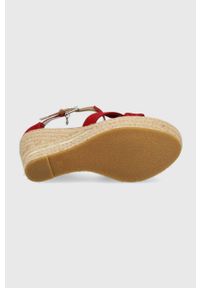 U.S. Polo Assn. sandały damskie kolor czerwony na koturnie. Zapięcie: klamry. Kolor: czerwony. Materiał: materiał. Wzór: gładki. Obcas: na koturnie #4