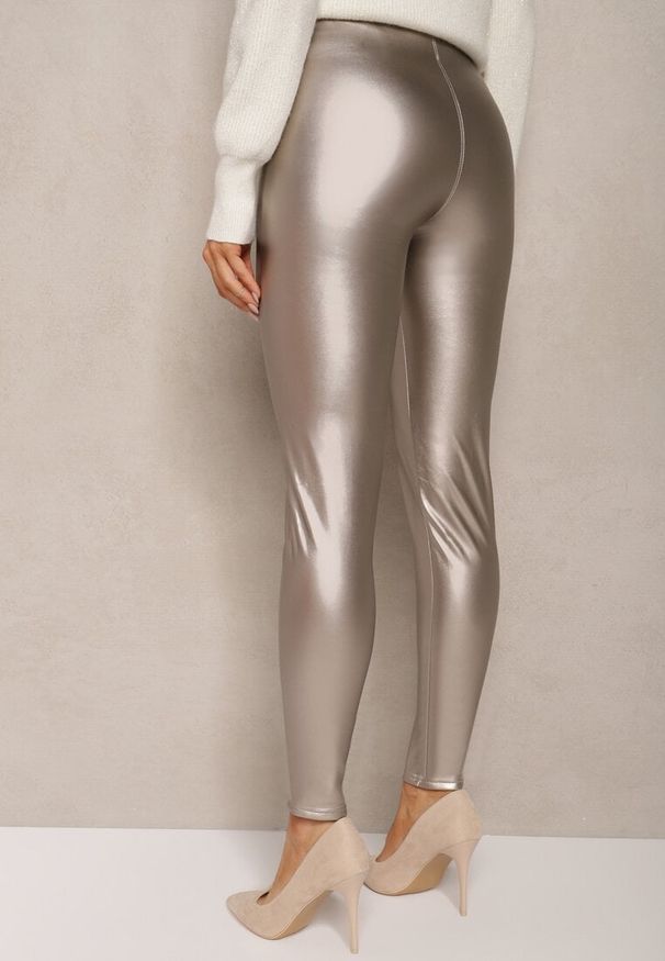 Renee - Srebrne Legginsy High Waist z Imitacji Skóry z Gumką w Pasie Ozdobione Guzikami Sinairis. Okazja: na spotkanie biznesowe. Stan: podwyższony. Kolor: srebrny. Materiał: skóra. Wzór: aplikacja. Styl: biznesowy, klasyczny, rockowy