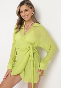 Born2be - Jasnozielona Sukienka o Kopertowym Kroju z Kołnierzem Qeviana. Okazja: na co dzień, na spotkanie biznesowe. Typ kołnierza: dekolt w kształcie V. Kolor: zielony. Typ sukienki: kopertowe. Styl: biznesowy, casual, elegancki #1