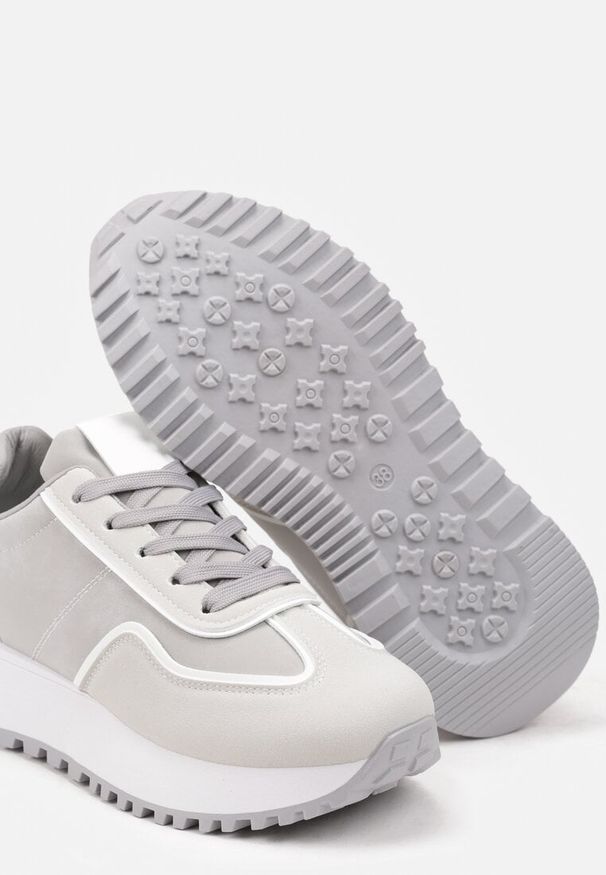 Born2be - Szare Płaskie Sneakersy z Geometrycznym Motywem Erisalen. Okazja: do pracy, na spacer. Zapięcie: sznurówki. Kolor: szary. Materiał: bawełna, jeans. Wzór: geometria. Sport: turystyka piesza