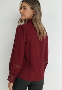 Born2be - Bordowa Koszula ze Stójką i Koronką Argochis. Typ kołnierza: kołnierzyk stójkowy. Kolor: czerwony. Materiał: koronka. Wzór: koronka #4