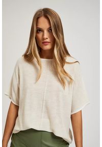 MOODO - Sweter oversize z metaliczną nitką perłowy. Kolor: biały. Materiał: akryl