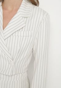 Born2be - Biała Marynarka Dwurzędowa o Krótkim Kroju w Delikatne Paski Redarisa. Okazja: na co dzień. Kolor: biały. Materiał: jeans. Długość: krótkie. Wzór: paski. Styl: casual, elegancki #5
