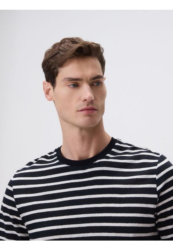 Reserved - T-shirt regular z lnem - czarny. Kolor: czarny. Materiał: len