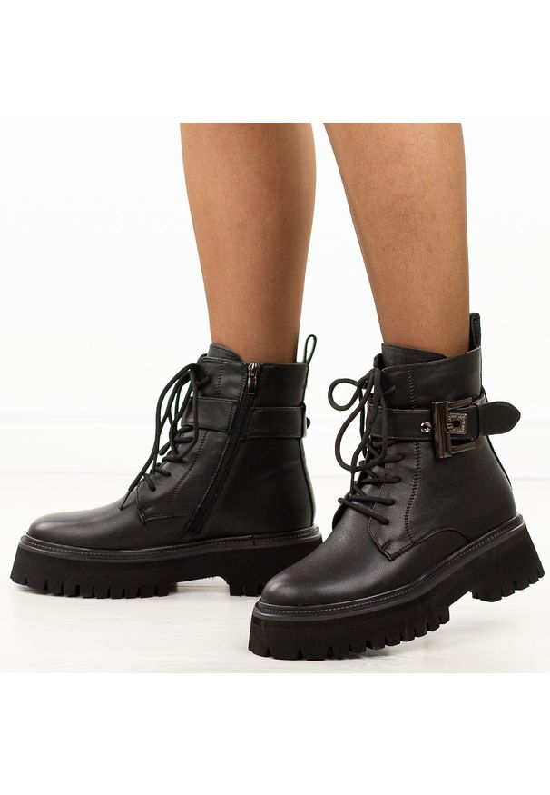 Czarne skórzane trapery damskie DiA 52-032. Okazja: na spacer, na co dzień. Nosek buta: okrągły. Zapięcie: sznurówki. Kolor: czarny. Materiał: skóra. Szerokość cholewki: normalna. Sezon: zima, jesień. Styl: casual, klasyczny