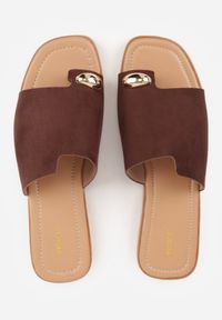 Renee - Brązowe Płaskie Klapki VICES z Paskiem na Duży Palec i Metaliczną Ozdobą Nesassea. Okazja: na co dzień. Kolor: brązowy. Materiał: len, zamsz. Wzór: aplikacja. Sezon: lato. Styl: boho, elegancki, casual #3