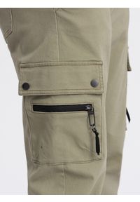 Ombre Clothing - Męskie spodnie JOGGERY z zapinanymi kieszeniami cargo - khaki V1 OM-PAJO-0125 - XXL. Okazja: na co dzień. Kolor: brązowy. Materiał: bawełna, elastan. Wzór: aplikacja. Styl: casual #8