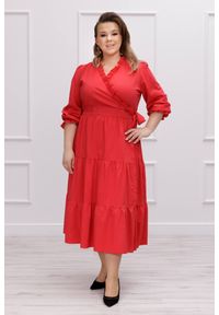 Moda Size Plus Iwanek - Zmysłowa czerwona bawełniana sukienka Harmony Chic plus size. Typ kołnierza: kołnierz z falbankami. Kolekcja: plus size. Kolor: czerwony. Materiał: bawełna. Typ sukienki: dla puszystych. Styl: klasyczny, elegancki